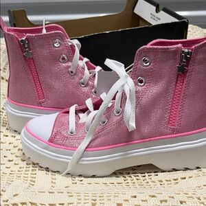 Converse woman/ Kids Glittery Pink High-Tops US 5 also think they can fit woman